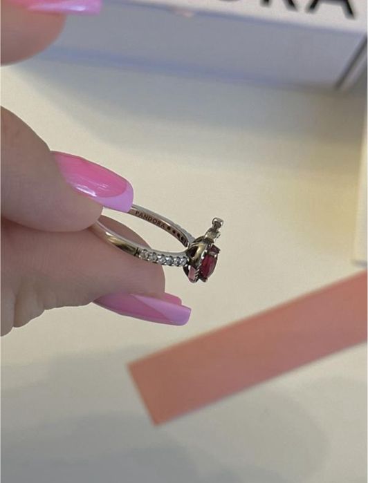 Жіноча срібна каблучка pandora червоне серце з мечем зла королева