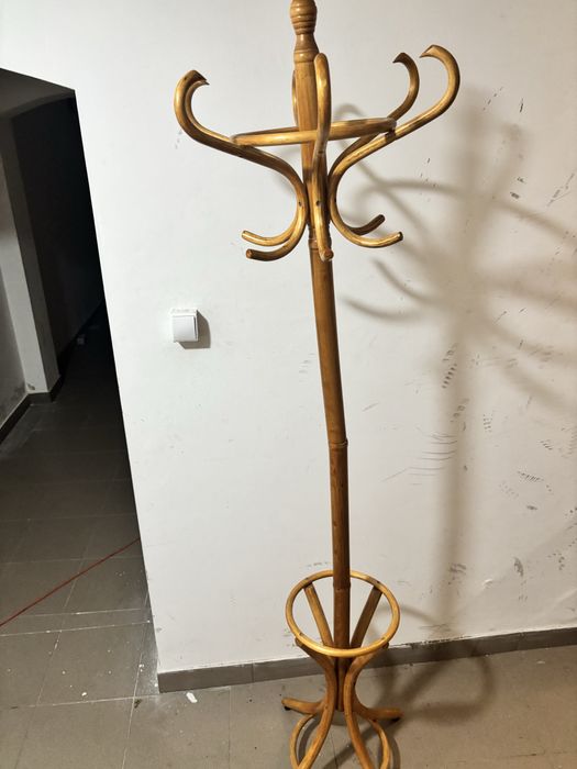 Drewniany wieszak na ubrania