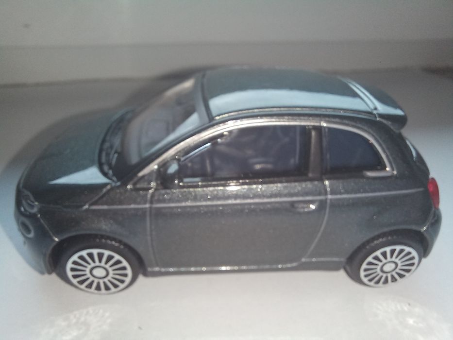 Bburago Fiat 500e,  skala 1:43
