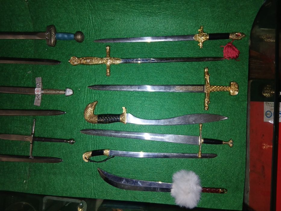 Colecao 20 Espada minitura por 200 €