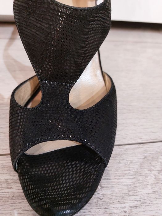 Błyszczące buty Anis na obcasie