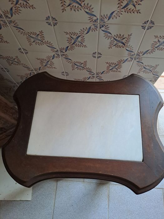 Mesa de madeira e mármore