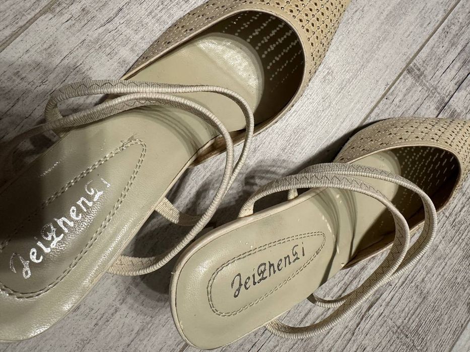 Слингбэки бежевые нарядные