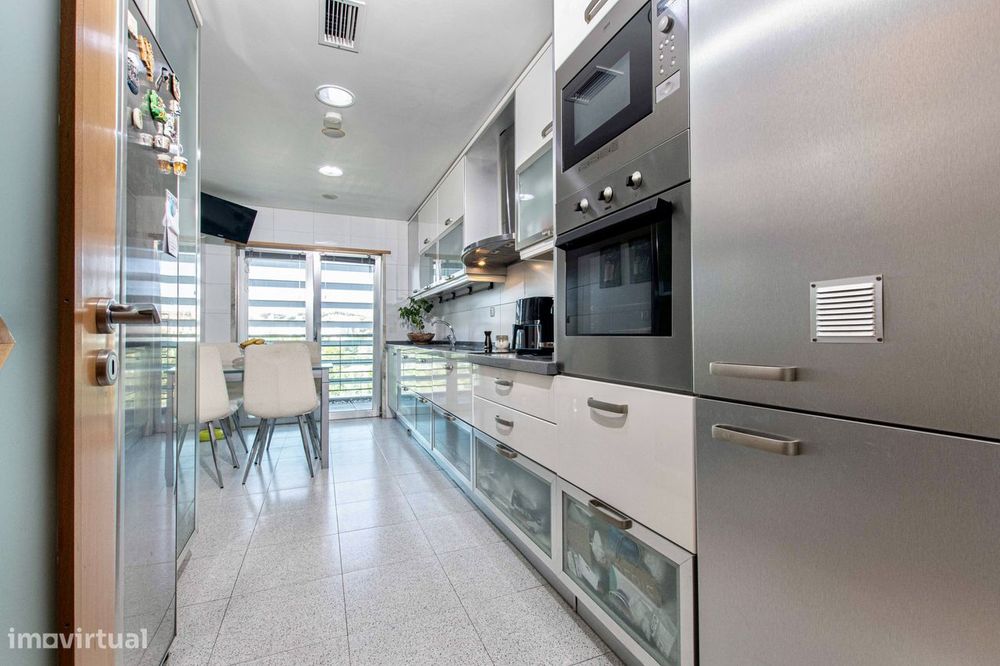 T3 com vista sobre o Jamor, box de 58 m² e condomínio com piscina