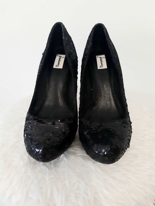 Sapatos pretos mulher