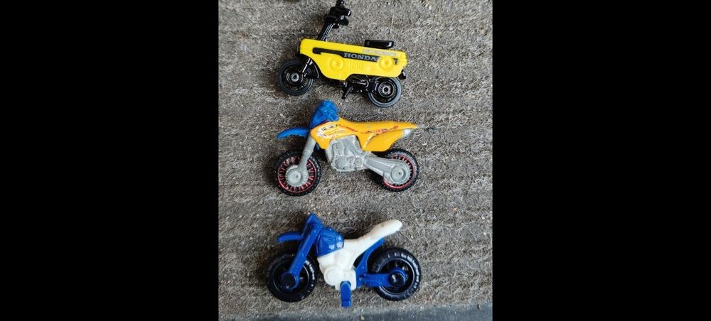 Zestaw 13 małych modeli motocykli