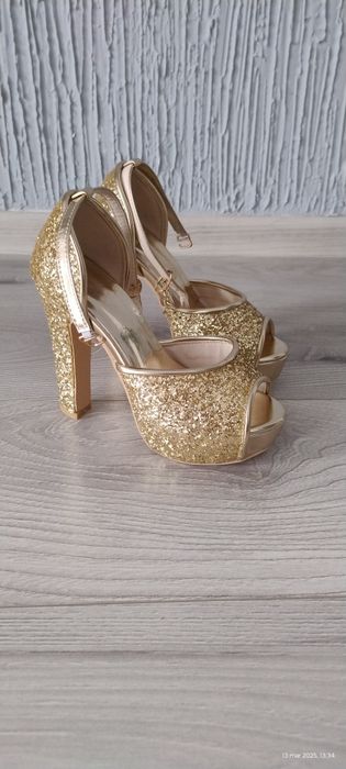 Buty na obcasie złote