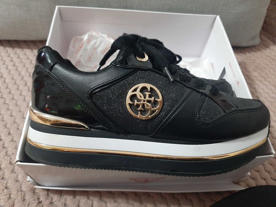 Sneakersy Guess czarno-zlote