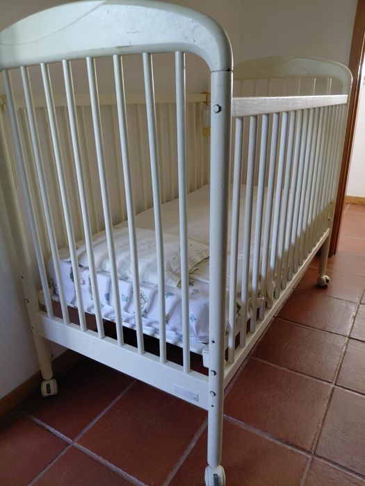 Berço branco para bebé
