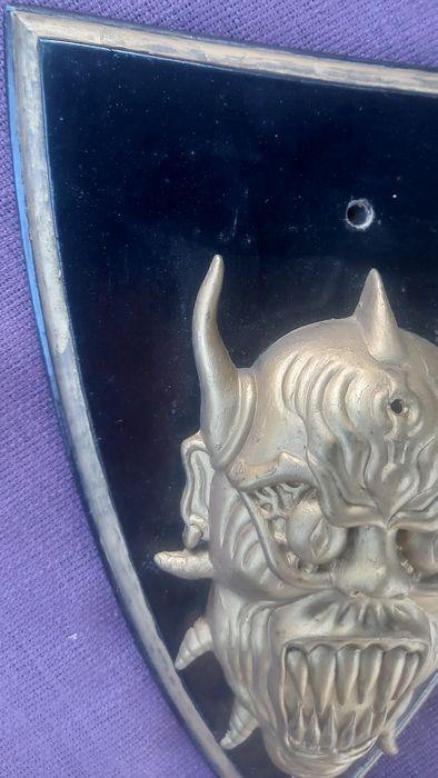 Busto Devil de parede em metal com base de madeira pintada,vintage