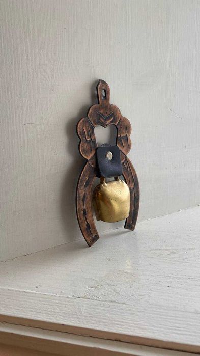 Декоративный настенный колокольчик в металлическом креплении.