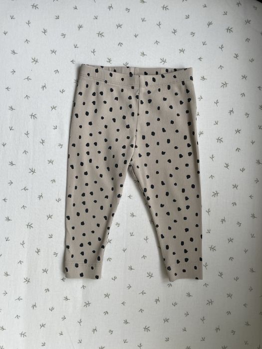 H&M modne bawełniane leginsy prążkowane beżowe w cętki rozmiar 80