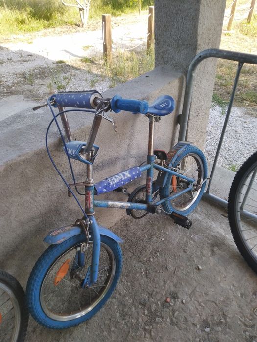 Três bicicletas usadas