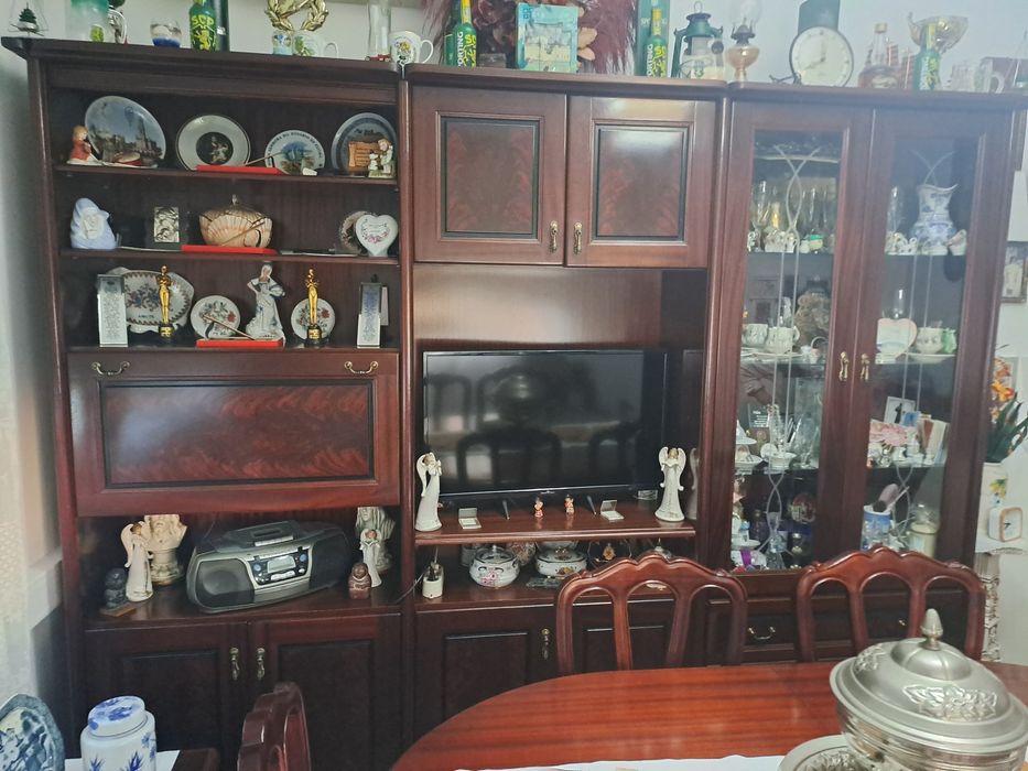 Mobília de sala, louceiro e cómoda
