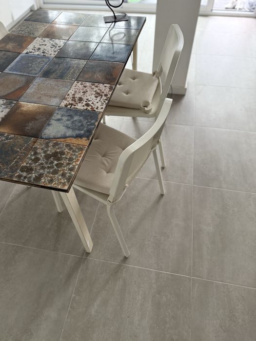 Mesa de jantar e 2 cadeiras