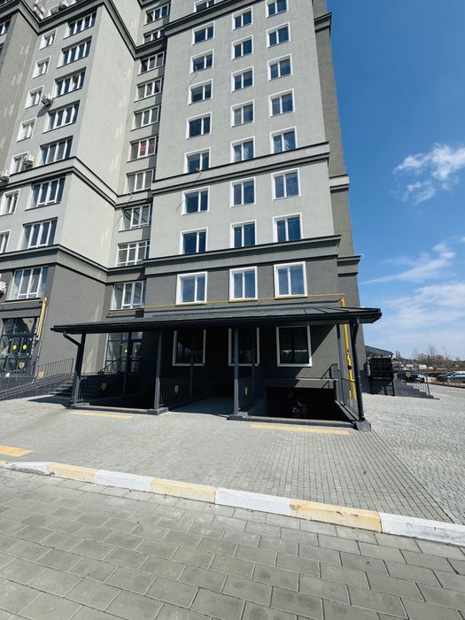 БЕЗ КОМІСІЇ, готове фасадне приміщення, в заселеному будинку