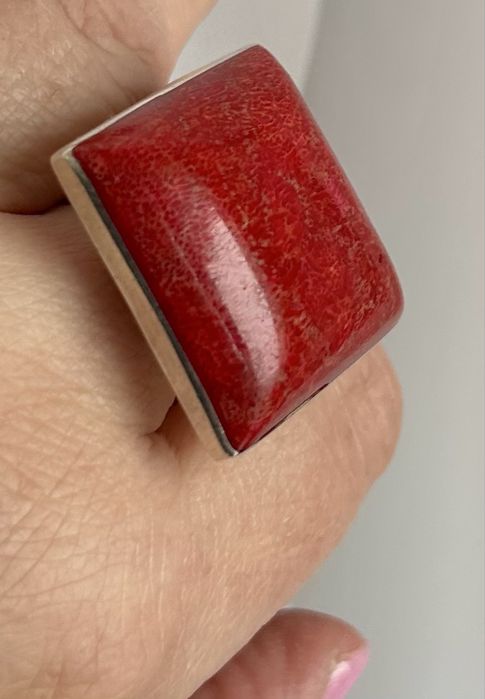 Piękny, masywny, elegancki srebrny pierścionek z koralem - regulowany.