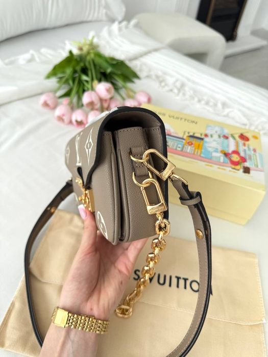 Toebka Louis Vuitton pochette east west beige