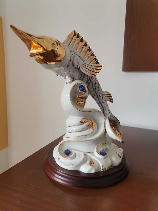 Artigo de decoração em loiça: peixe com detalhes dourados