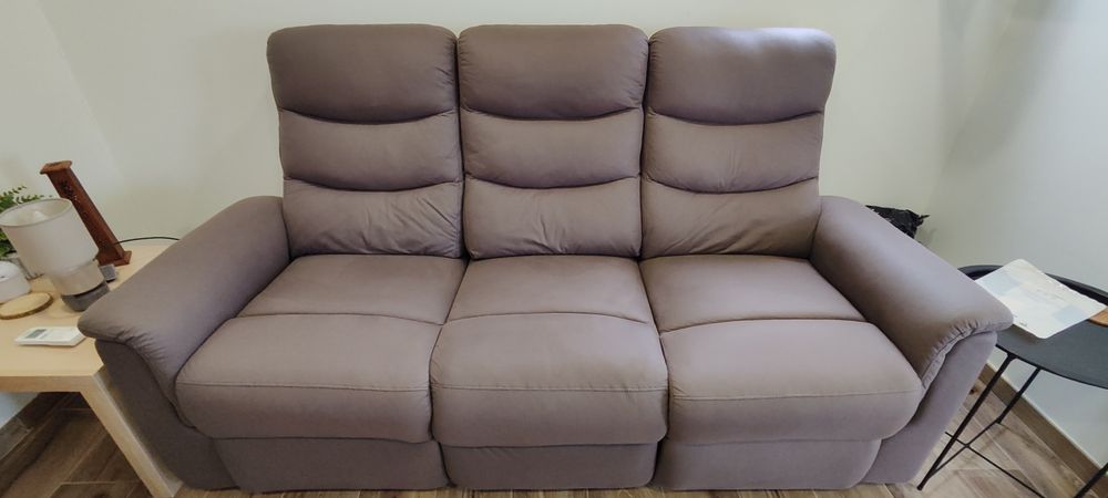 Sofá reclinável castanho em tecido — 11 meses de uso