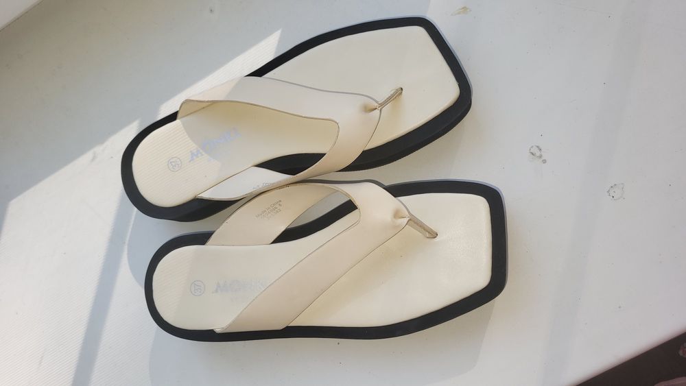 Шльопанці.    .              .