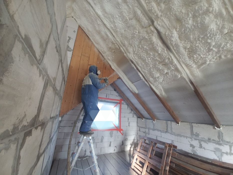 Утеплення пінополіуретаном, піною, мансард, Сколе