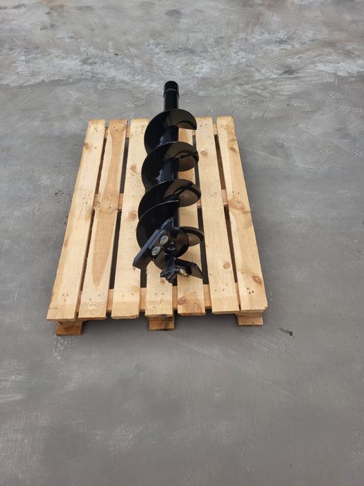 Wiertnica glebowa z silnikiem hydraulicznym