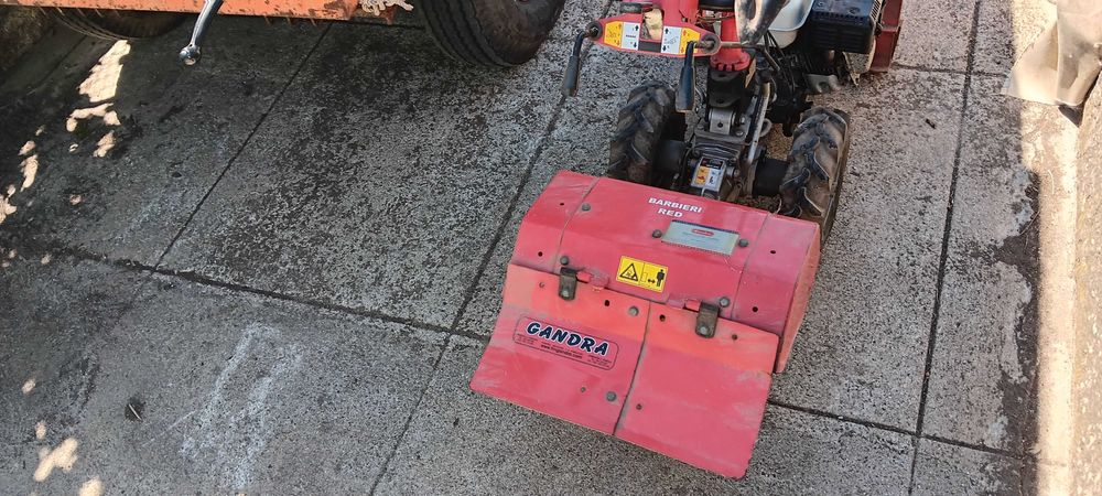 Motocultivador Honda a gasolina como novo.