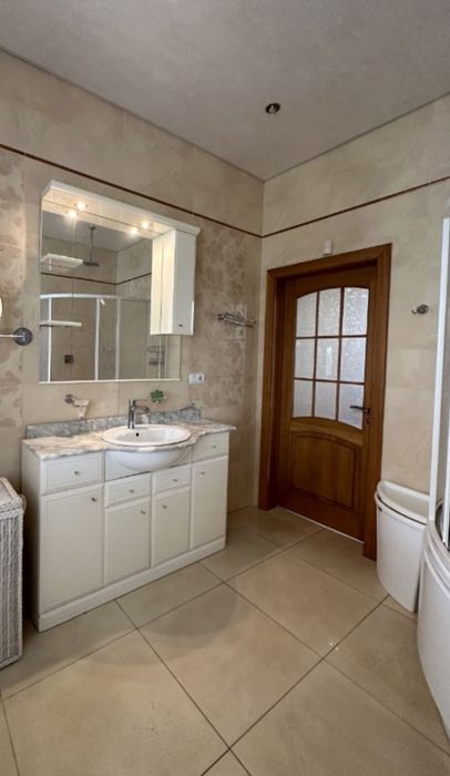 Чудовий  будинок та будиночок  з бассейном 5 хвилин до Центру