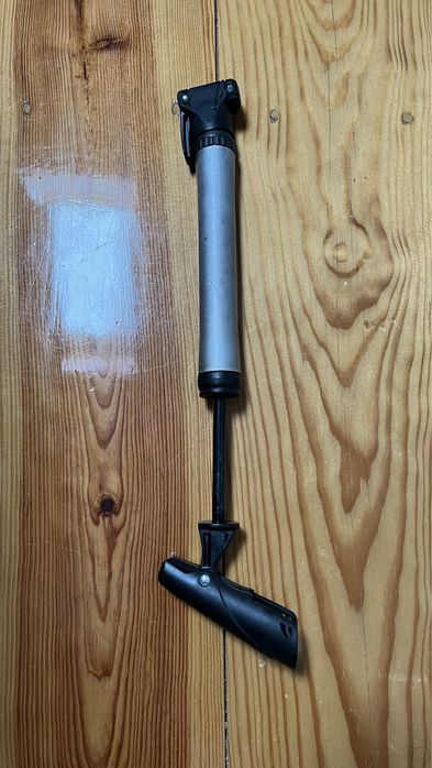 Pequena bomba de ar manual para bicicletas