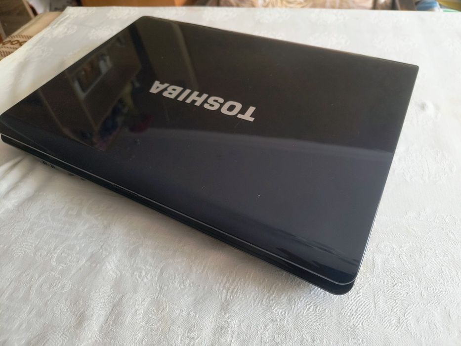 ноутбук Toshiba Lcd 17.3  пам'ять 120gb  OЗУ 1ГБ  ідеальний акумулятор працює