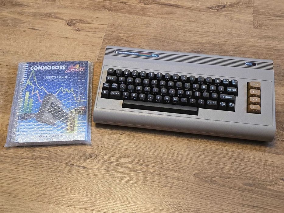 Commodore 64 Ultimate C64U beżowy