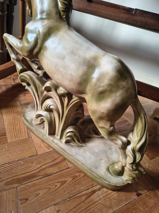 Cavalo em cerâmica com patine