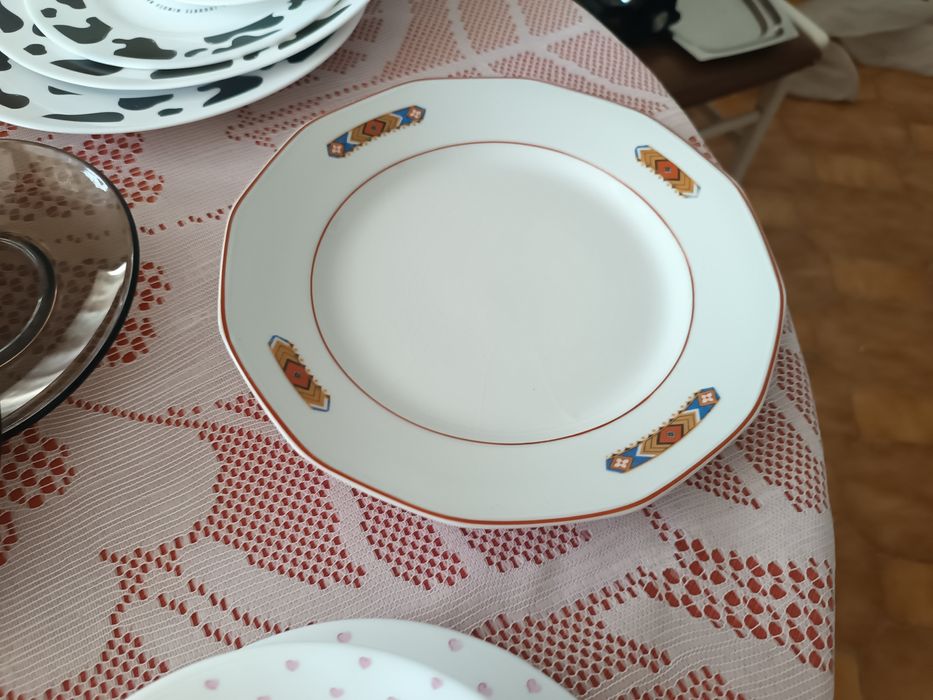 Vários pratos usados