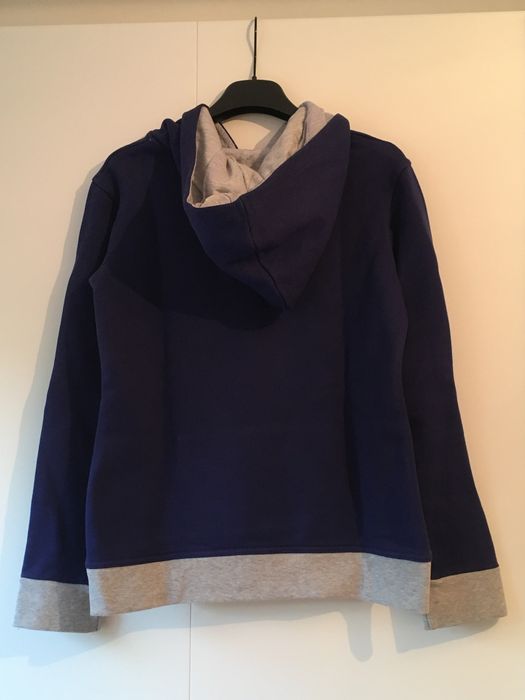 Camisola azul com letras