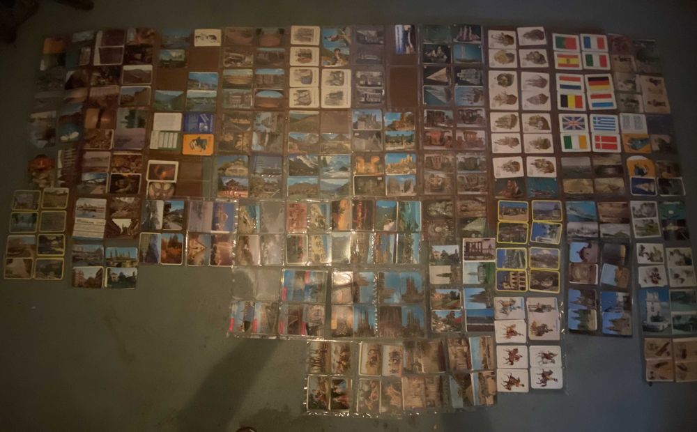 coleção de calendários e postais