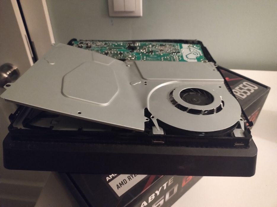 Konsola PS4 slim