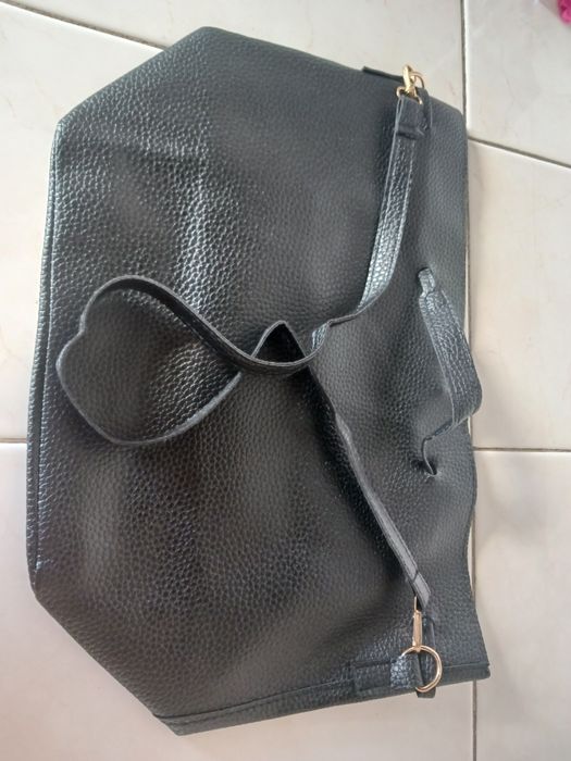 Malas e carteiras de várias cores