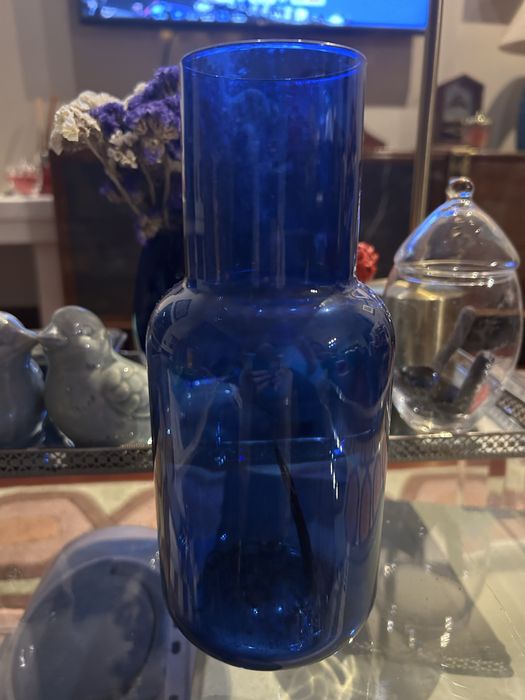 Jarra azul como nova marca IKEA