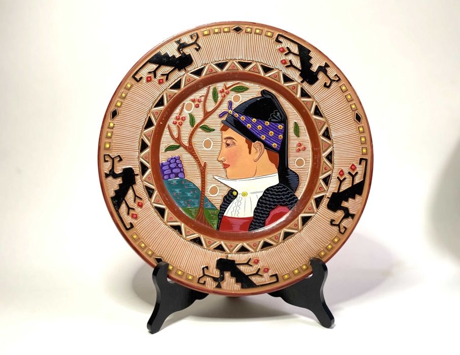 PRZECENA Talerz chłopak, włoska ceramika- Carboni Assemini- Sardynia