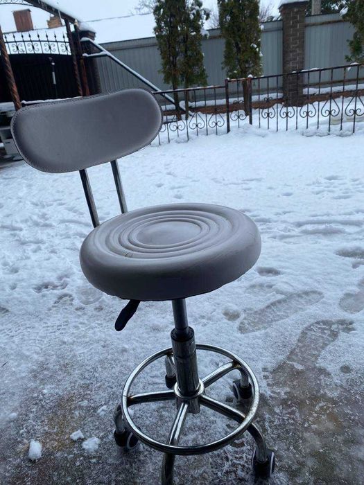 Стілець для майстра зі спинкою білий