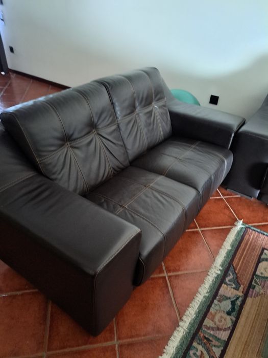 Dois sofás em pele castanhos