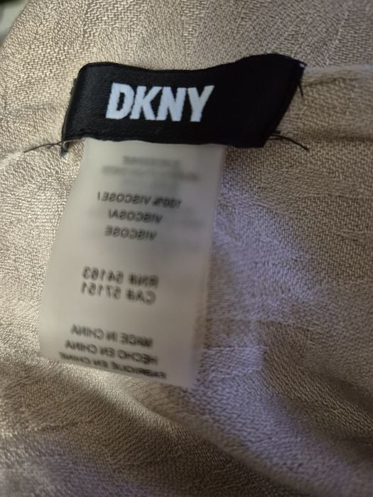 Szal beżowy marki Donna Karan