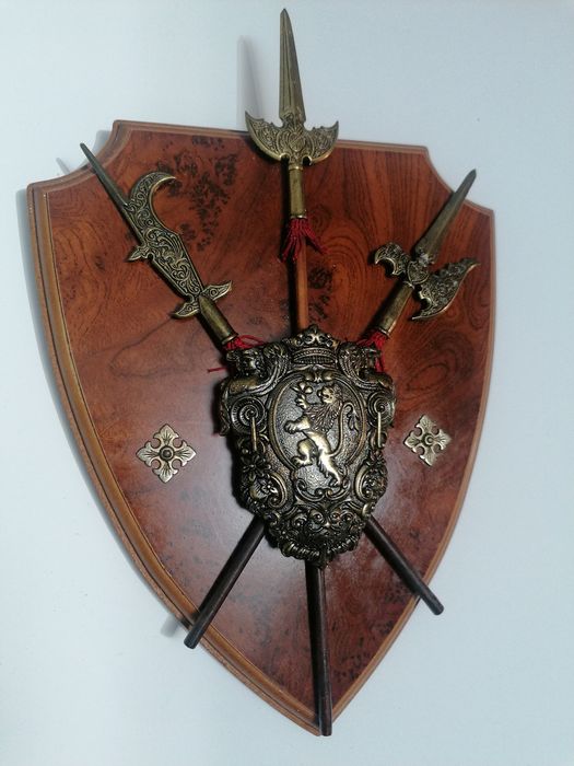 Brasão medieval decorativo.. Como novíssimo.. 0,20x0,35 +-