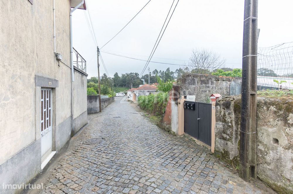 Conjunto de 3 casas independentes em Canelas