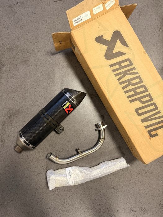 Vendo escape AKRAPOVIC R125