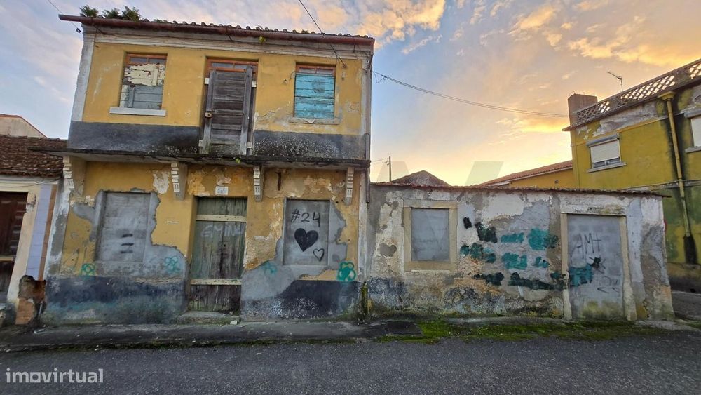Moradia Para Recuperar no centro da Granja do Ulmeiro