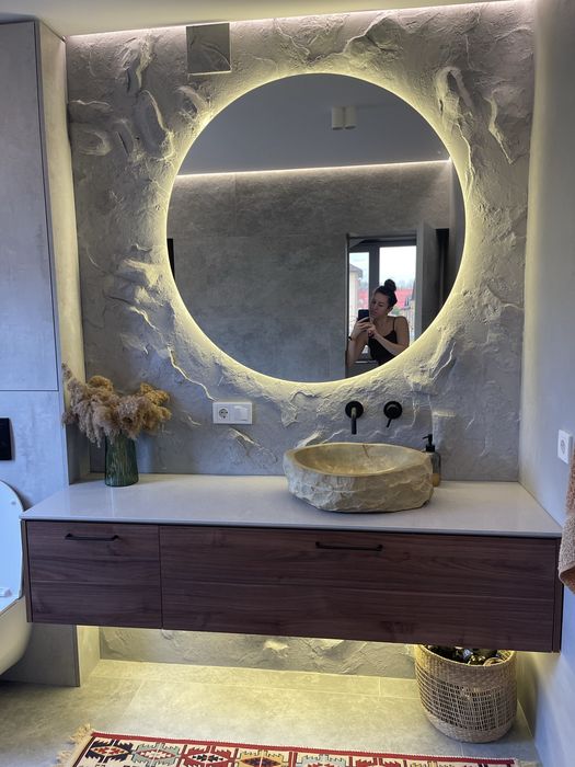 Стіна скеля, скала , художній рельеф на стіні , декоративна штукатурка