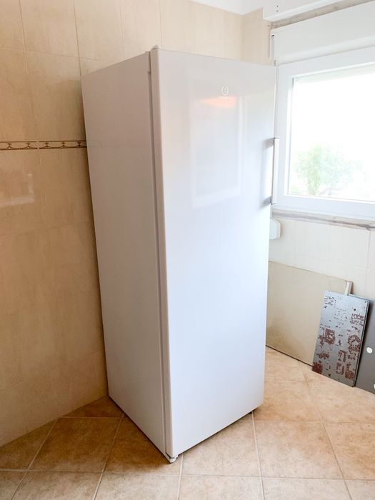 Arca Vertical Indesit Seminova – Excelente Estado | 228L