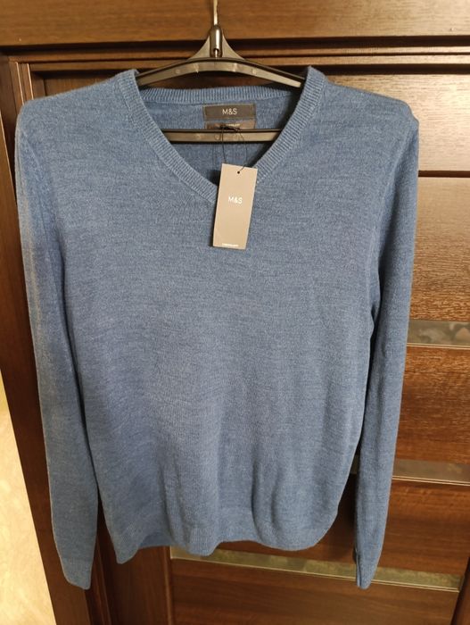 Чоловічий светр із V-подібним вирізом від бренду M&S (Marks & Spencer)